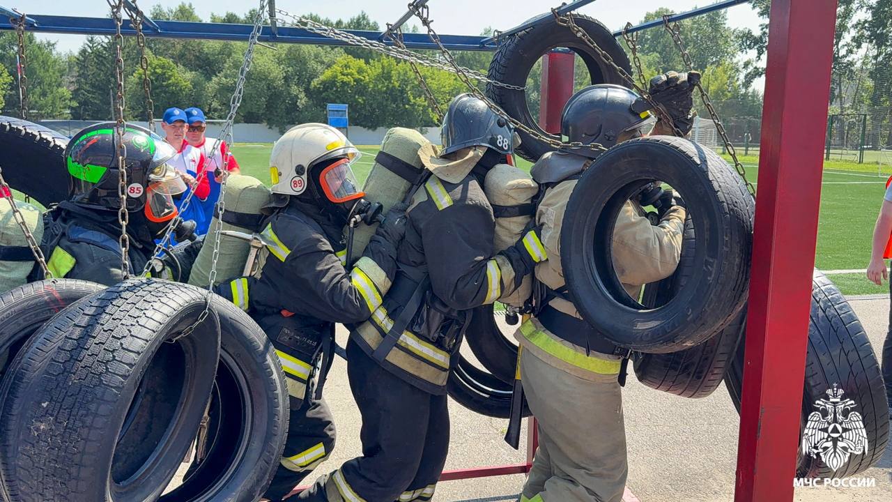 Новосибирские пожарные вошли в тройку лучших газодымозащитников Сибири В Алтайском крае завершился смотр-конкурс на звание лучшего звена газодымозащитной службы Сибири. Водители пожарных автомобилей продемонстрировали навыки маневрирования на автоцистерне и доставили к месту условного пожара звено ГДЗС. Пожарные из задымленного помещения эвакуировали трех пострадавших-статистов и оказали им первую помощь. В команду Новосибирской области вошли сотрудники ПСЧ №8. Алексей Баклан, Юрий Юнин, Алексей Краснов, Максим Трындин и Владимир Дзеулько на протяжении 4 месяцев готовились к соревнованиям, оттачивая свое мастерство во время боевых выездов и занятий на учебно-тренировочном полигоне. «Основная сложность – это прохождение этапов в полной боевой экипировке в 30-градусную жару. Наши пожарные показали достойный результат. Новосибирск впервые занял призовое место в соревнованиях на лучшее звено ГДЗС. Все испытания и препятствия, которые были смоделированы для участников состязаний, возможны при выполнении боевых задач во время реальных пожаров», – отметил заместитель начальника службы пожаротушения Главного управления МЧС России по Новосибирской области подполковник внутренней службы Владимир Ломакин. В результате упорной борьбы профессионалов первое место завоевали пожарные Иркутской области. Серебро у омских пожарных. Третье место у огнеборцев Новосибирска. Газодымозащитники работают в непригодной для дыхания среде. Это своеобразный «спецназ» в пожарной охране. С воздушным баллоном за спиной они проводят разведку в горящих помещениях, спасают людей из огня. Они идут туда, где еще тлеет надежда на спасение.