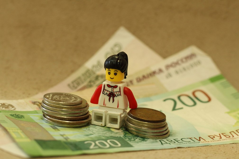 Пермяки назвали справедливый минимальный размер оплаты труда Пермяки продолжают демонстрировать удивительную способность к адаптации на этот раз в сфере финансовых желаний Согласно свежему опросу SuperJob жители города в среднем считают что МРОТ должен составлять 50 700 рублей в месяц Что особенно трогательно так это наша годовая динамика еще в январе 2025 го мы надеялись на 52 100 рублей а теперь всего на 50 700 Минус 2 7 за год не каждый так умеет последовательно снижать аппетиты В то время как Москва держит планку на уровне 63 100 рублей а Питер 59 200 мы тихо и солидно корректируем ожидания в сторону реальности которая в нашем крае для большинства территорий составляет чуть более 31 тысячи Видимо учимся мечтать более рационально без лишних иллюзий       Подписаться на Properm ru