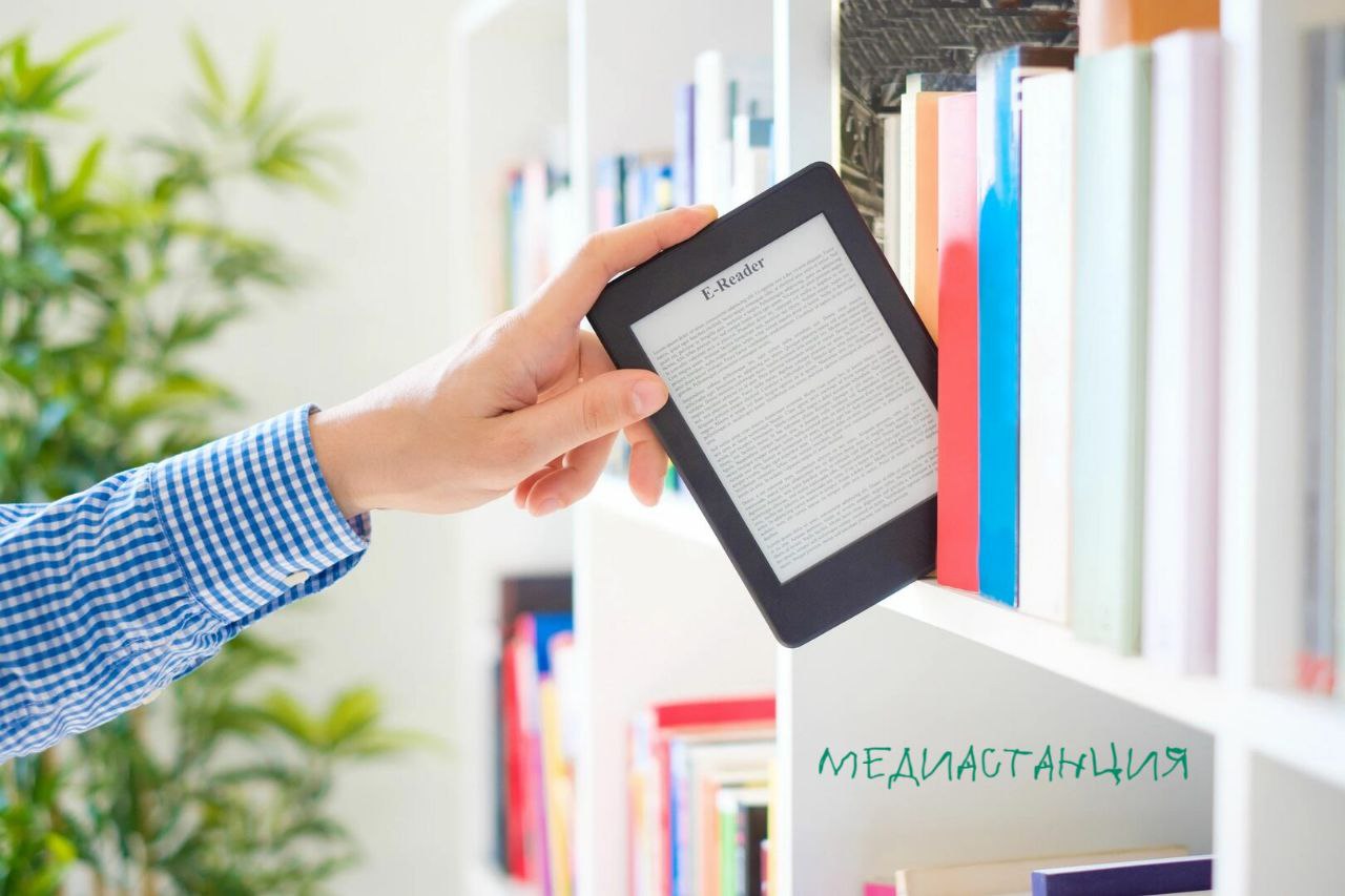 Киберпсы выйдут на цифровой след наркотиков в книгах сообщают РИА Новости Речь идёт о новом ИИ инструменте который позволит проверять литературные произведения на предмет пропаганды наркотиков Как уточняет директор департамента государственной поддержки периодической печати и книжной индустрии Минцифры России Владимир Григорьев данная программа будет доступна всем легитимным российским издателям Решать использовать такую государственную программу или нет выбирать будет сам издатель но мы все всё понимаем Проверочный инструмент созданный Роскомнадзором и работающий с эффективностью в 80 и выше станет доступным с ноября Повинные в потенциальной пропаганде книги будут маркировать определённым образом а особо тяжкие случаи снимать с продаж Видимо за месяц собираются довести до 100 эффективности не так ли mediastanciacom