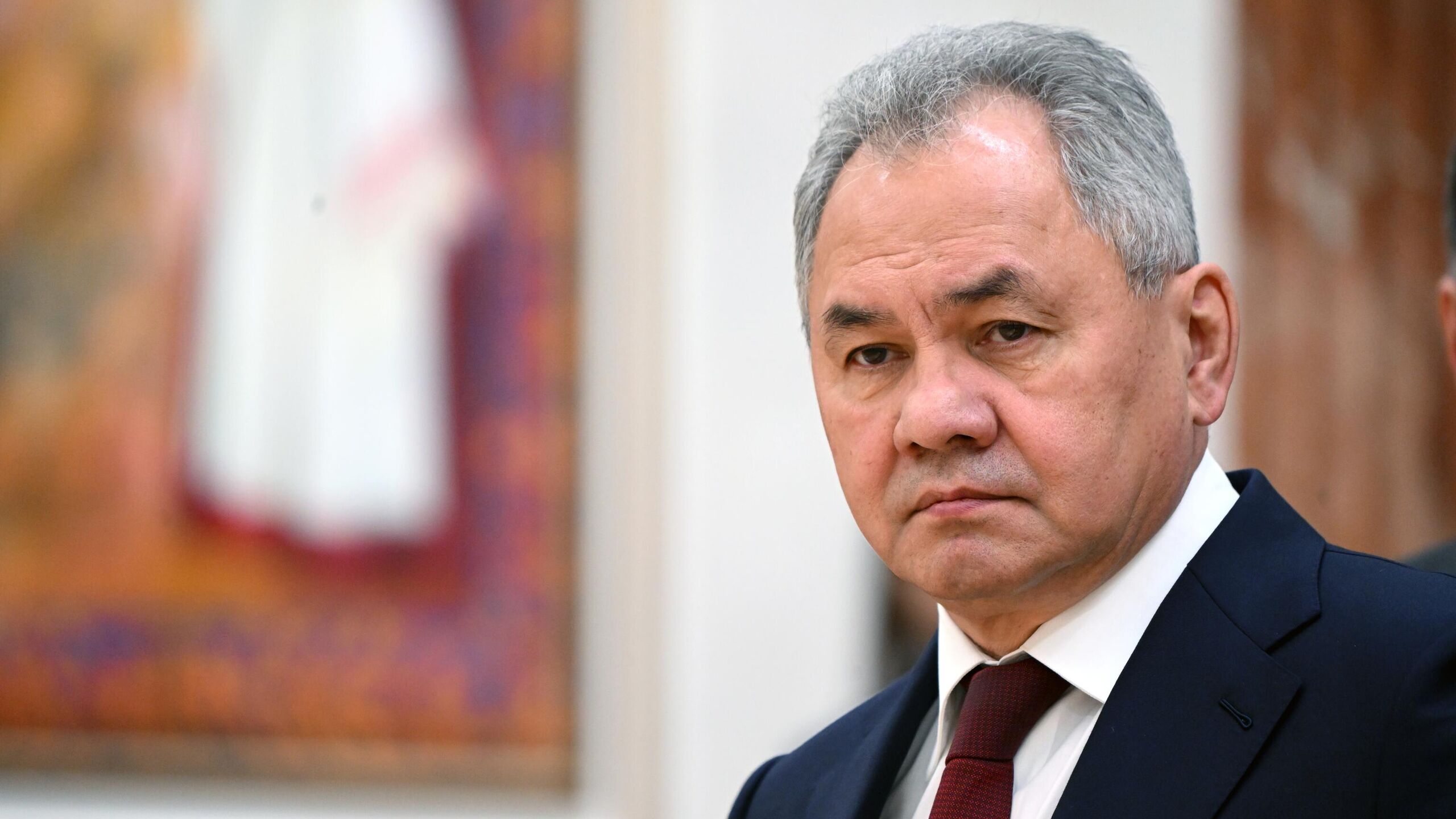 Министр обороны РФ Сергей Шойгу поздравил женщин с Международным женским днем и отметил что они одухотворяют сердца мужчин и вдохновляют на свершения В этот день мы поздравляем самых дорогих и прекрасных на свете женщин наших мам любимых сестер и дочерей Вы одухотворяете наши сердца и вдохновляете на свершения Даете жизнь и делаете ее ярче и гармоничнее приводит слова министра военное ведомство Чуткость внимание и настойчивость в достижении цели позволяют вам добиваться успехов практически во всех сферах деятельности добавил Шойгу Глава Минобороны РФ отметил что сегодня в Вооруженных силах России проходят службу и работают более 300 тысяч женщин которые профессионально выполняют поставленные перед ними задачи Он также выразил особые слова признательности матерям наших ребят Они по словам министра воспитали настоящих патриотов и доблестных защитников Отечества которые мужественно и самоотверженно отстаивают независимость и безопасное будущее России