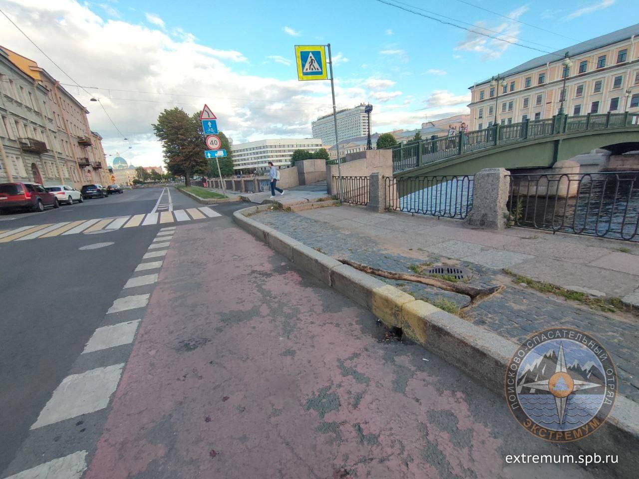 Волонтеры спасли трехнедельного котенка из люка у Английского моста  Мяуканье животного услышал один из прохожих. На протяжении трёх часов волонтеры пытались добраться до котёнка. У них ничего не вышло, поэтому ночью работы пришлось остановить.   На следующий день приехал волонтер Леонид Лунев, привезя с собой необходимое снаряжение: верёвки, гидрокостюм, противогазы, ломики, топоры, камеры и прочие инструменты. Спустившись в канализацию, совместными усилиями волонтёры достали трёхнедельного малыша наружу.   После спасения котёнок был транспортирован в ветеринарную клинику для прохождения всех необходимых процедур. Сейчас волонтёры подыскивают животному хозяев.  Фото: Кошкиспас Вечерний Санкт-Петербург