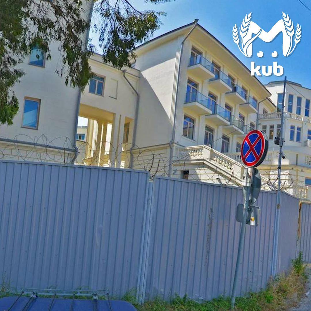Компанию по охране памятников Кубани оштрафовали на 400к за плохую охрану памятника. "Санаторий имени Кирова" — объект культурного наследия в Сочи. Но внутри валяются стройматериалы, а третий этаж выкупили под апартаменты. Сейчас там сплошные перегородки и перепланировки. При этом у здания нет журнала авторского надзора и научного руководства, хотя по правилам должны быть на всех подобных объектах. В марте из-за санатория у чиновников уже были проблемы — тогда замначальника краевой администрации Нателла Бирюкова подписала приказ об изменении его границ. С её подачи на этом месте начали ставить многоэтажки под отели.