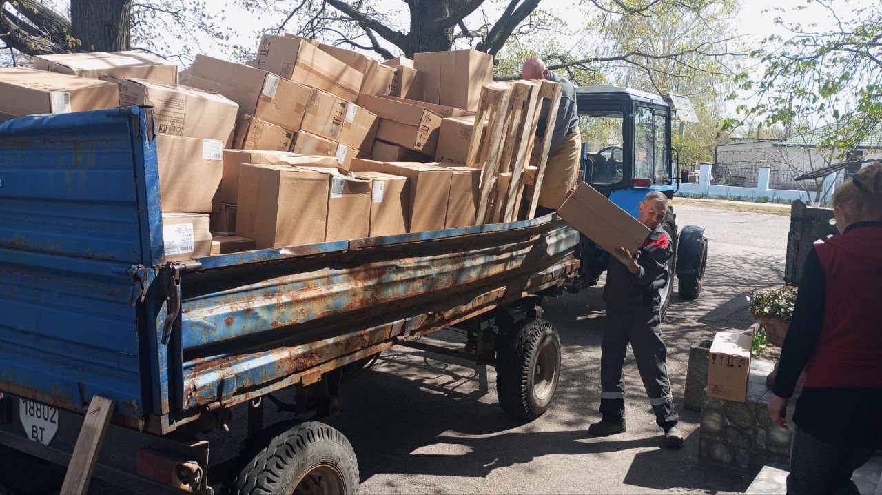 Малокаховский территориальный отдел получил продуктовую помощь от гуманитарного центра администрации Каховского округа В доставке и разгрузке помогали работники Малокаховского участка КСК. Большое им спасибо! Наши сотрудники уже принялись за фасовку продуктовых наборов. От всего сердца выражаем признательность администрации Каховского округа за регулярную помощь и внимание к нашему населению. Выдача гуманитарной помощи начнется со следующей недели.