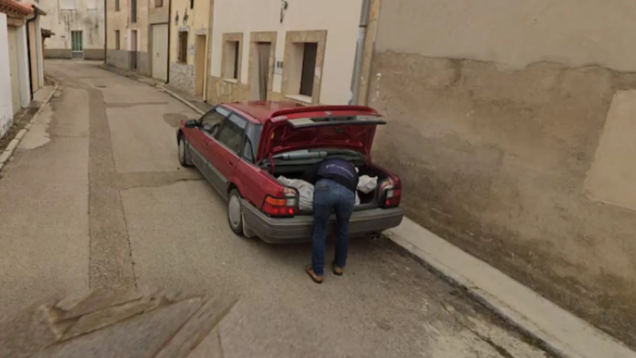 В Испании гугломобиль случайно помог раскрыть преступление: камеры Google Street View зафиксировали мужчину, подозрительно укладывавшего что-то крупное в багажник.  Месяц назад на кладбище неподалёку нашли сильно разложившееся тело. Позже выяснилось, что это был кубинский турист, пропавший год назад. Жертву ограбили и убили любовник и подруга-испанка. Картинка с Google стала ключевым звеном в расследовании.  Ирония судьбы: автомобиль Google заехал в этот городок впервые за 15 лет и сразу такой кадр.