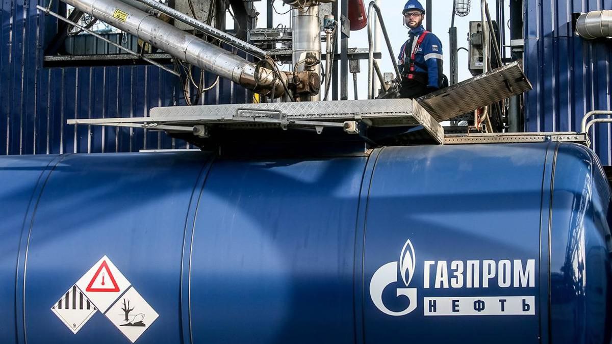 Омское топливо пошло на Дальний Восток Газпром нефть отреагировала на рекомендации ФАС Газпром нефть уже осуществляет поставки топлива с Омского нефтеперерабатывающего завода на Дальний Восток сообщил глава компании Александр Дюков на форуме TNF 2025 Он отметил что поставки идут как по биржевым договорам так и по прямым контрактам с розничными сетями и промышленными предприятиями Ранее Федеральная антимонопольная служба ФАС рекомендовала дальневосточным АЗС закупать топливо в том числе на заводах Сибири чтобы снизить цены В качестве примера ФАС назвала Омский НПЗ Газпром нефти По словам Дюкова для поддержания стабильности на рынке компания также перенесла начало планового ремонта Омского НПЗ по рекомендации правительства Напомним в августе в Приморье возник дефицит бензина а 1 сентября вице премьер Александр Новак поручил проверить ценообразование на АЗС региона 4 сентября замглавы ФАС Виталий Королев сообщил о комплексе мер для стабилизации цен и увеличения переработки нефти Главное про Дальний Восток