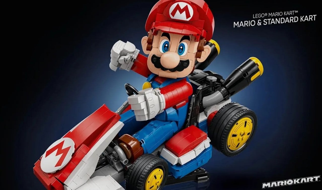 LEGO анонсировала набор по Mario Kart — с самым известным водопроводчиком на своем автомобиле.  У фигурки Марио подвижные руки и голова, а благодаря подставке его вместе с машинкой можно разместить под разными углами. Такой подарок, отмечают в LEGO, подойдет в том числе для «взрослых геймеров».   В конструкторе 1972 детали. Цена набора составляет 170 долларов  предзаказы уже открыты . Его продажи стартуют 15 мая.  Покупаем не глядя!    «Кинопоиск   Игры»