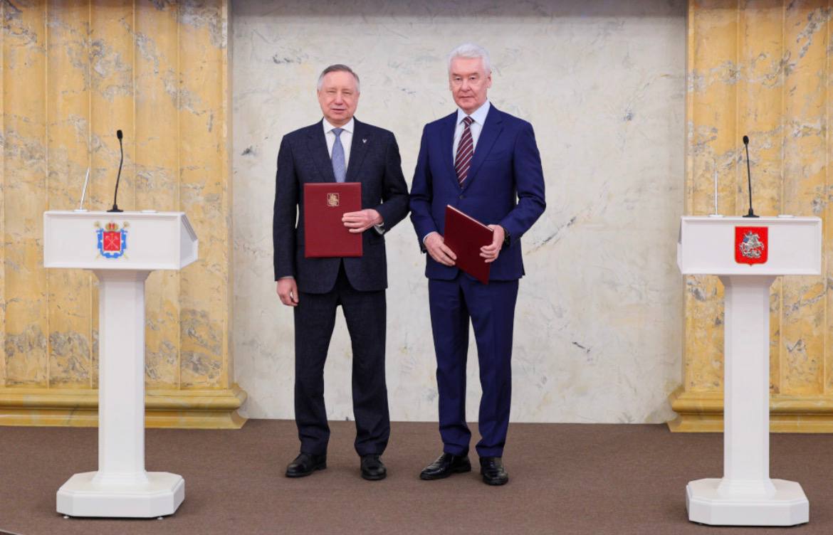 Петербург и Москва договорились о создании единой системы здравоохранения Губернатор Петербурга Александр Беглов и мэр Москвы Сергей Собянин подписали в столице соглашение о сотрудничестве по внедрению информационных технологий в амбулаторных медицинских организациях государственной системы здравоохранения Петербурга Результатом станет единый цифровой контур включающий все государственные медицинские учреждения города история болезни пациента будет доступна врачам независимо от того в какое учреждение он обратился В ближайшее время в трёх петербургских поликлиниках стартует пилотный проект Впоследствии система охватит более 160 амбулаторных учреждений города gov spb ru Подписаться на ДП в Telegram MAX