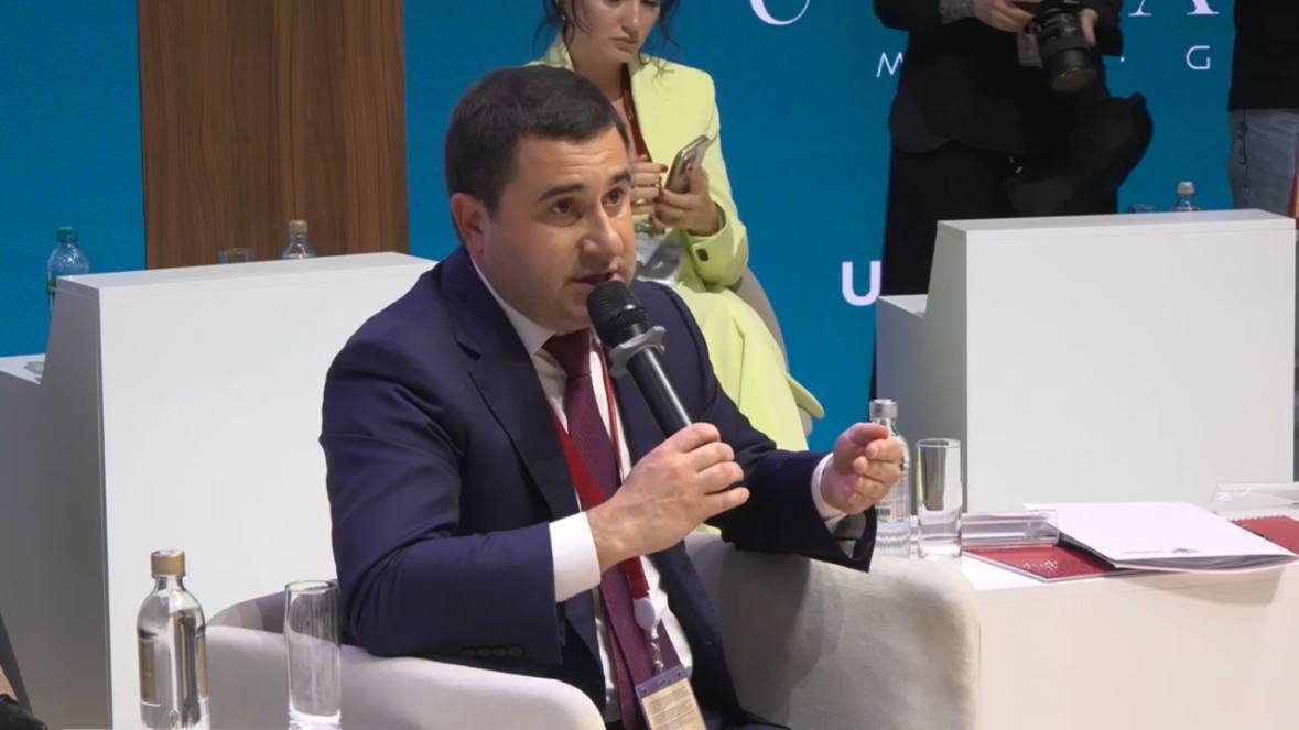 Замглавы Минстроя РФ Никита Стасишин рассказал о планах ведомства на 2025 год Одной из главных целей является ввод жилья на уровне не менее прошлого года по стране в 2024-м было введено эксплуатацию 107,8 млн квадратных метров жилья ; Увеличение доступности жилья; Обеспечение нормального объема прироста ипотечного портфеля. «Сегодня мы попали в идеальный шторм, когда ЦБ начинал бороться с околонулевыми ставками от застройщиков за счет всего субсидирования, помимо макропруденциальных надбавок, вводятся ещё лимиты. И это всё свелось к увеличившемуся спреду и к тому, что банкам не хватает средств, чтобы выдавать семейную ипотеку в том объеме, в котором это нужно для поддержки отрасли»,— рассказал Стасишин во время круглого стола на площадке Урбан Хаб в рамках ПМЭФ 2025. Здесь проектируют будущее!. #ПМЭФ
