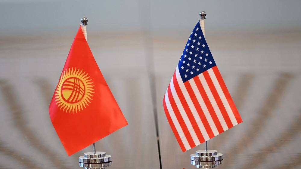 США ограничили визы для Кыргызстана — Бишкек требует объяснений Госдепартамент США внёс односторонние изменения в правила выдачи неиммиграционных виз для граждан Кыргызстана. Решение принято без предварительного уведомления, что вызвало резкую реакцию властей республики. МИД Кыргызстана уже заявил, что вызовет американского посла для разъяснения причин и обсуждения путей отмены новых ограничений. Напомним, это не первый случай жёстких визовых мер со стороны США. Ещё при Дональде Трампе был подписан указ, ограничивающий въезд для граждан 19 стран, включая соседние с Узбекистаном Афганистан и Туркменистан, а также Иран, Кубу, Йемен, Ливию, Судан, Сомали и другие государства. .uz Подписаться