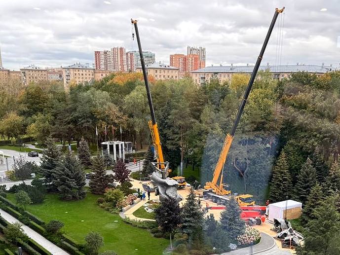 Большую Глину 4 оставили в Москве Скульптуру Урса Фишера которая с 2021 года находилась перед ГЭС 2 перевезли к метро Новаторская Об этом сообщила искусствовед Софья Багдасарова Сегодня 13 метровую конструкцию установили на территории компании Новатэк на пересечении Ленинского проспекта и улицы Кравченко Сам Новатэк принадлежит Леониду Михельсону основателю фонда V A C и ГЭС 2 В июле работу демонтировали с Болотной набережной чтобы освободить место для новой скульптуры Какой именно пока неизвестно Фото Shakko об искусстве settersmedia news