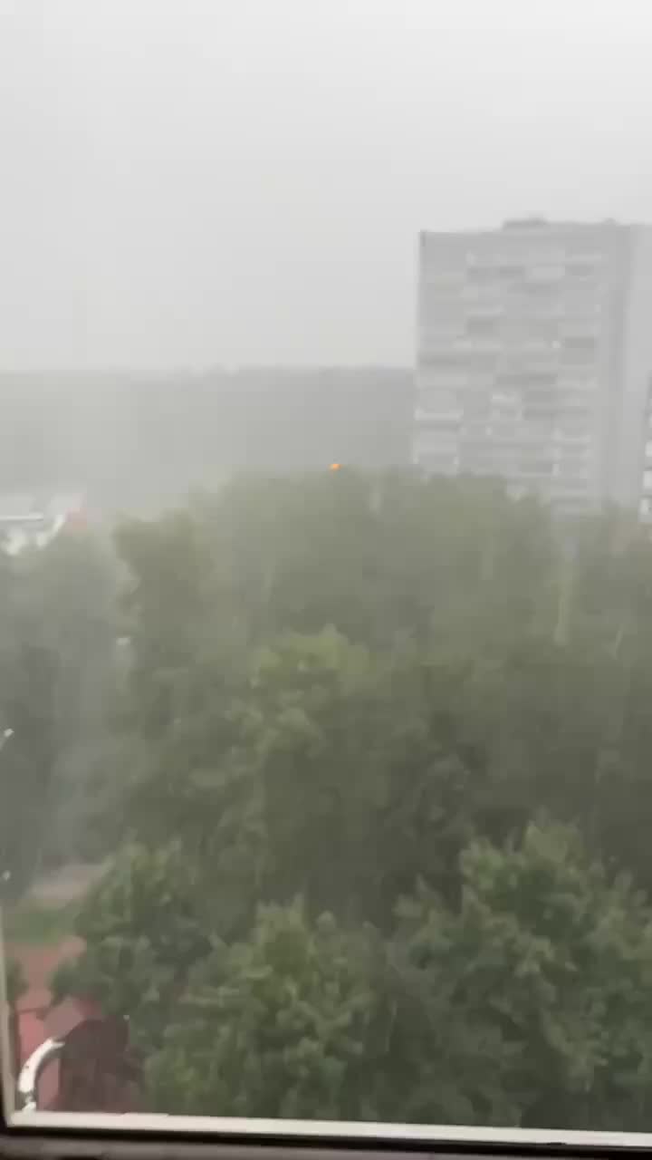 МЧС предупреждает о сильном ливне и урагане в Москве и Подмосковье