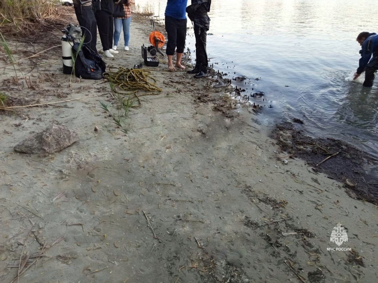 ЧП на Зелёном острове Двое мужчин отдыхали у воды на берегу Дона. Один из них решил охладиться: нырнул в реку и исчез. После безрезультатных поисков приятеля, мужчина вызвал спасателей. Водолазы областной службы спасения на водах извлекли тело 44-летнего ростовчанина. МЧС России: алкоголь и вода несовместимы. Ваша безопасность - ваша ответственность!