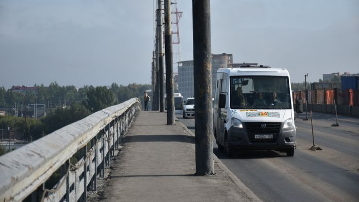 Часть омских маршруток заменят на автобусы к Новому году В декабре на омские улицы выйдут 50 новых автобусов среднего класса Об этом сообщает НГС55 со ссылкой на частного перевозчика Анатолия Войтенко Все подписали в декабре должны прийти новые автобусы марки ПАЗ Вектор Новые теплые хорошие автобусы Как только придут поставим их на 59 й 73 й маршруты а также на 343 й и 470 й последний запустим через центр сообщил Войтенко По его словам большие автобусы частные перевозчики не закупают потому что нет столько пассажиров чтобы их заполнить После того как новые автобусы выйдут на маршрут 470 его вернут в центр города что обещали сделать еще летом Он прекратил свою работу в 2023 году но вскоре снова начнет ходить через улицы Гагарина и Интернациональную