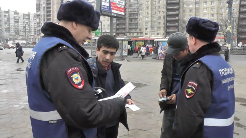 В Томской области выявлено  220 нарушений миграционного законодательства.   С 29 октября по 1 ноября 2024 года на территории Томска и области проводилось профилактическое мероприятие "Фиктивная регистрация". Сотрудники полиции с коллегами из регионального УФСБ проверяли вероятные места пребывания мигрантов.  «В ходе рейдов выявлено 220 нарушений миграционного законодательства РФ. Вынесено 5 решений о выдворении иностранных граждан за пределы страны, в том числе 3 решения в виде принудительного перемещения через Госграницу РФ».   Подписаться