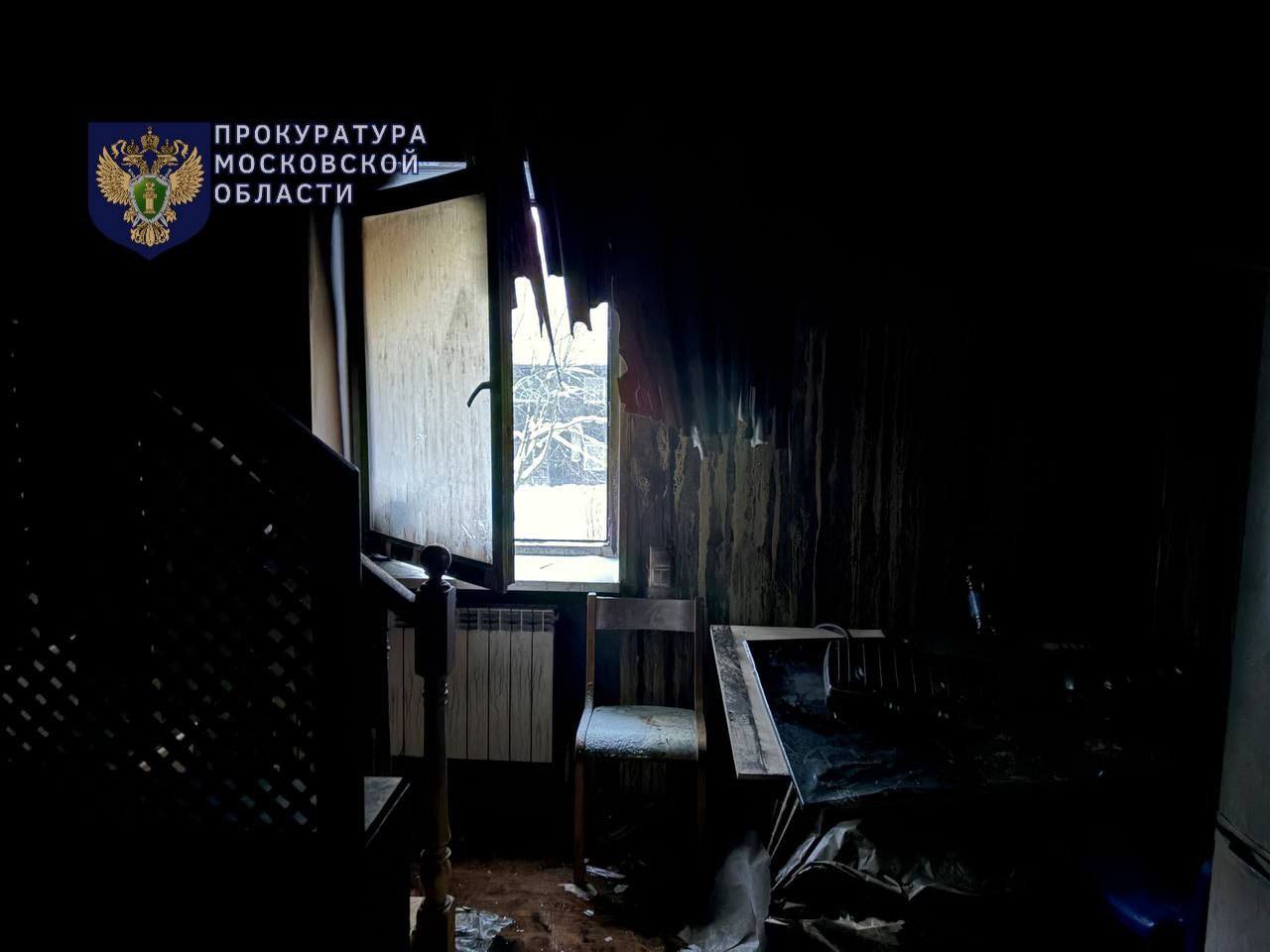 В результате пожара в хостеле Балашихи погибли четыре человека ещё шестеро пострадали в том числе 15 летний подросток Возгорание произошло в частном трёхэтажном доме на втором этаже предварительной причиной названо неосторожное обращение с огнём По факту происхождения возбуждено уголовное дело mosreg поток