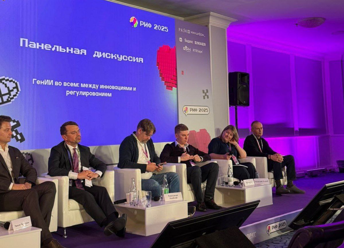 С 24 по 26 сентября прошел Российский интернет форум РИФ 2025 Центр искусственного интеллекта МГИМО принял активное участие в программе форума 25 сентября директор Центра Анна Абрамова выступила на панели ГенИИ во всём между инновациями и регулированием уделив особое внимание формированию сопоставимых международных подходов к регулированию генеративного ИИ 26 сентября Анна Владимировна подключилась к сессии Синтез знаний как IT компании и университеты строят образовательные экосистемы для новой экономики где представила опыт магистерской программы Искусственный интеллект направление бизнес информатика созданной МГИМО совместно с МФТИ при поддержке коммуникационной группы АДВ Благодарим организаторов и коллег за содержательную дискуссию