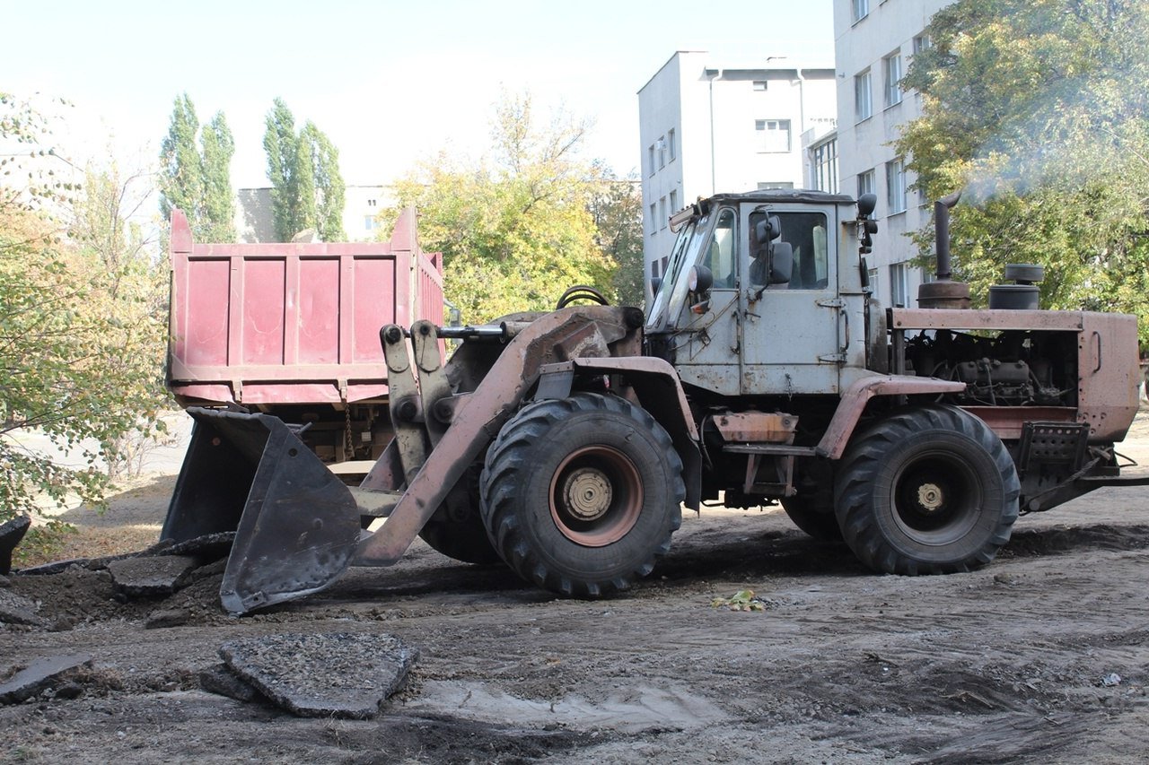 В Кировске приступили к реализации проекта создания комфортной городской среды: «Благоустройство общественной территории по адресу: г.Кировск, улица 23-го Партсъезда  район дома 7 , бульвар 40 лет Победы  до ул. Правды ».  «В рамках реализации мероприятий по формированию комфортной городской среды за счет дополнительных средств, выделенных в этом году, начаты работы по благоустройству территории центральной части города. Это общественная территория, которая расположена между домами 23 Партсъезда, дом 7, Погуляева, 5-а, бульвар Победы до пересечения с улицей Правды. В рамках работ планируется замена покрытия, которое уже со временем, к сожалению, пришло в негодность. Заменим железобетонные плиты на брусчатку. Будут установлены МАФы, такие как лавочки, урны, также планируется установка детской игровой площадки и спортивной площадки. Также в рамках проведения работ планируется установка освещения, чтобы территория соответствовала всем действующим нормам», - поделился заместитель Главы Администрации Александр Самойлов.   В настоящий момент производятся работы по демонтажу старого покрытия из железобетонных плит и планировка грунта. После планировки грунта будет уложено основание, на которое будет уложена брусчатка. Такая работа планируется по всей площади реализации проекта.