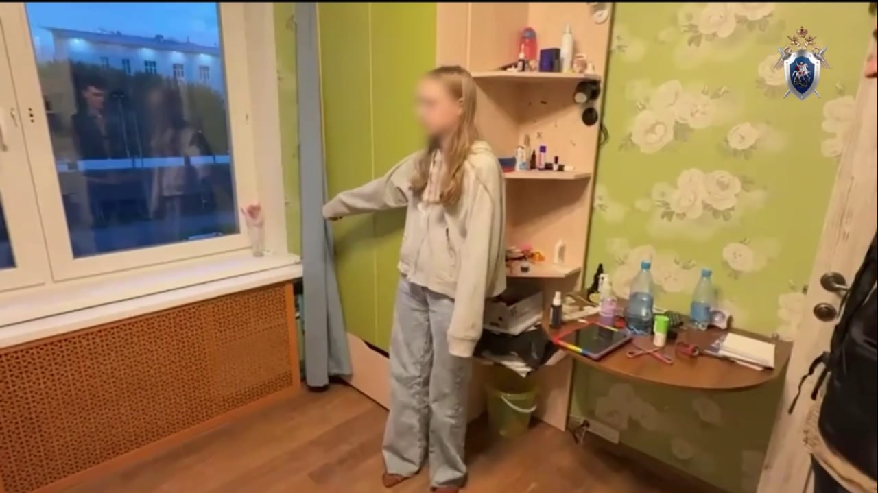 На школьницу из Красноярска завели уголовное дело о покушении на совершение террористического акта Об этом 26 августа сообщили в пресс службе Восточного межрегионального СУ на транспорте СК России Следователи выяснили что 6 августа девочка попыталась поджечь объект транспортной инфраструктуры Сделала она это за денежное вознаграждение Отмечается что возгорание не произошло по независящим от нее обстоятельствам Обвиняемую задержали и поместили под домашний арест Правоохранители выясняют детали случившегося Расследование продолжается красноярск kras 24
