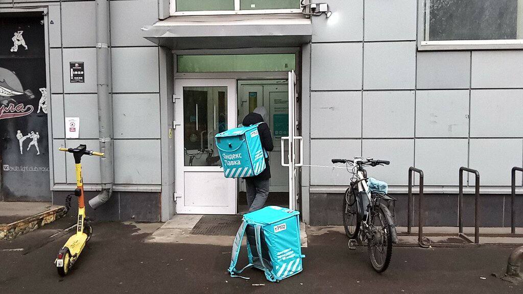 В России участились случаи мошенничества с доставкой когда злоумышленники выдают себя за родственников сообщает МВД Новая схема обмана строится на тщательной подготовке мошенники собирают личные данные ваших близких имена фамилии город проживания а иногда даже используют их фотографии из социальных сетей чтобы убедить вас в правдивости своей истории Будьте бдительны и не сообщайте никому конфиденциальную информацию по телефону или в мессенджерах даже если вам кажется что звонит или пишет ваш родственник Подпишись на нас в МАХ