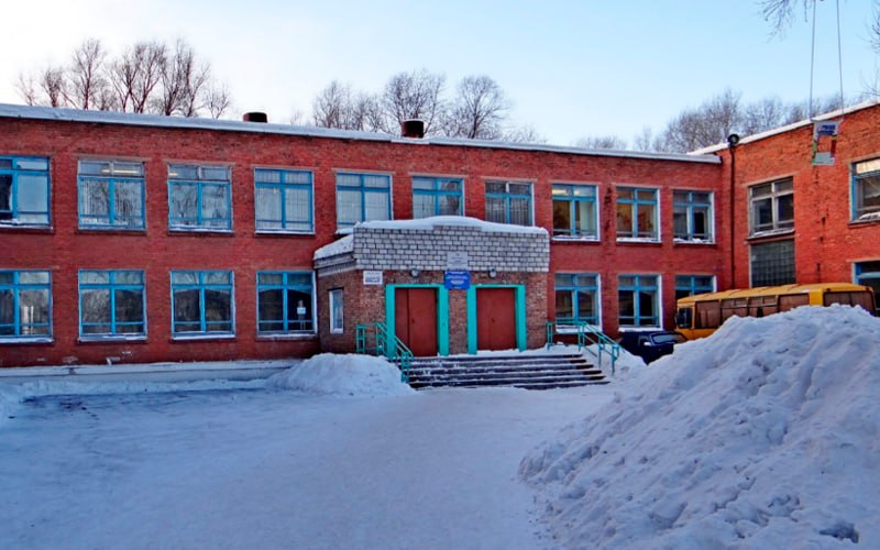 Около 700 человек эвакуировались из за пожара в омской школе Возгорание произошло в здании школы 81 в Центрально округе Омска Из здания самостоятельно вышли 631 ребёнок и 36 взрослых В региональном управлении МЧС происшествие назвали задымлением Было задействовано 24 человека личного состава и семь единиц техники отметили в ведомстве По предварительным данным очаг был в кабинете музыки куда якобы могли бросить петарду Подписаться Прислать новость Помочь бустами