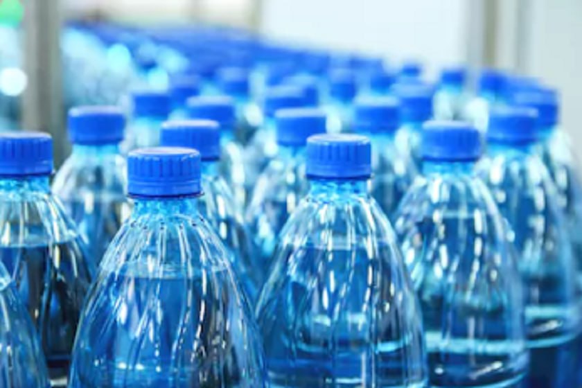 Грузия может полностью отказаться от напитков в пластиковых бутылках О новых планах правительства заявил заместитель министра окружающей среды Соломон Павлиашвили По его словам ограничение затронет даже магазины и должно вступить в силу со следующего года хотя окончательное решение еще не принято   Павлиашвили отметил что власти хотят постепенно внедрить полный отказ от пластика и новая мера лишь следующий этап к данной цели Конечно на первый взгляд напитки станут дороже Зато в долгосрочной перспективе цены снизятся это за счет многоразовой тары Думаю мы все сможем раз и навсегда положить конец загрязнению пластиком в нашей стране Будут и исключения запрет не затронет подсолнечное масло и продажу воды в бутылках объемом более 10 литров ℹ  Напомним что с этого года продажу напитков в пластиковых бутылках запретили в отелях и объектах питания   Канал Интересная Грузия