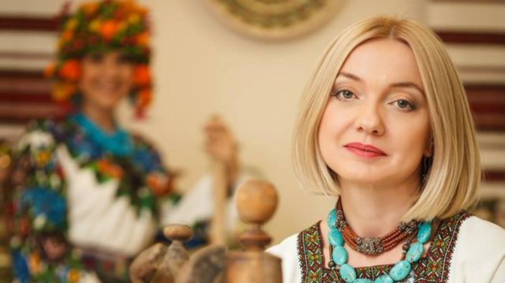 На Украине могут запретить публичное исполнение песен на русском языке Уполномоченная по защите государственного языка Украины Елена Ивановская заявила: «Публичное исполнение русскоязычного репертуара сегодня вызывает категорическое неприятие у подавляющего большинства граждан — и это безоговорочно». По закону «О государственном языке» культурные мероприятия должны проходить на украинском, но исполнение песен на русском пока не запрещено, если не нарушаются другие законы. Статья 15 закона «О культуре» ограничивает исполнение песен российских артистов — граждан России или связанных с «государством-агрессором», независимо от языка исполнения. В некоторых городах Украины уже ограничили публичное использование русскоязычной культуры, но без санкций. По словам Ивановской, такие запреты требуют чётких законов и юридической ясности. «Украинское общество выбирает украинский язык как язык силы и сопротивления. Задача государства — обеспечить этому законодательную поддержку», — подытожила она. Запретят в итоге или не осилят? Культурненько — подпишись