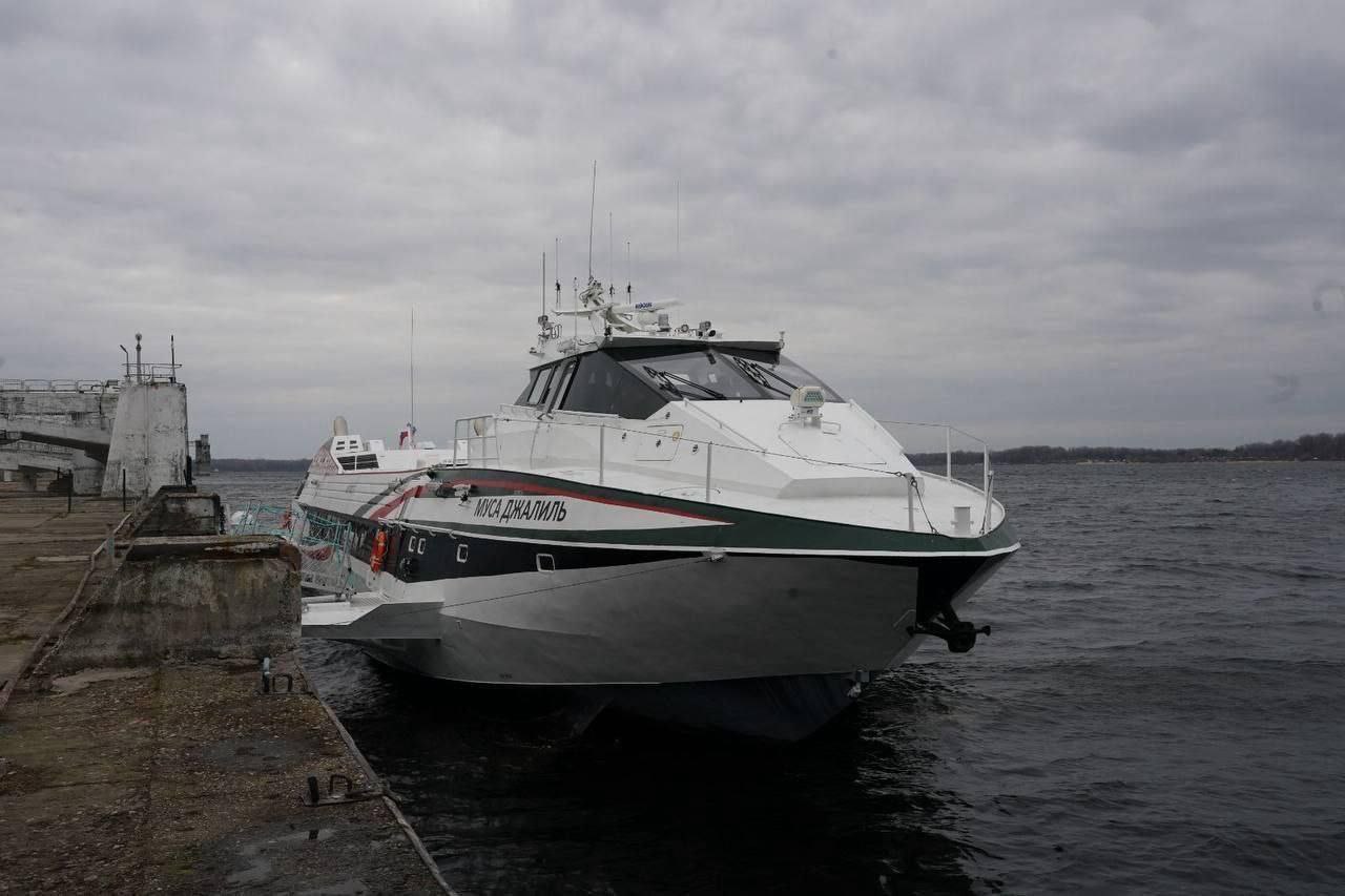 Водное сообщение по маршруту «Казань — Ульяновск — Самара» планируют запустить в этом году. В прошлом году из Ульяновска можно было добраться до Нижнего Новгорода и Казани. «Метеор» выполнил 28 рейсов и перевёз более 1200 пассажиров, однако чаще всего жители и гости города жаловались на работу судна. Как думаете, в этом году повторится история? Подписаться Прислать новость