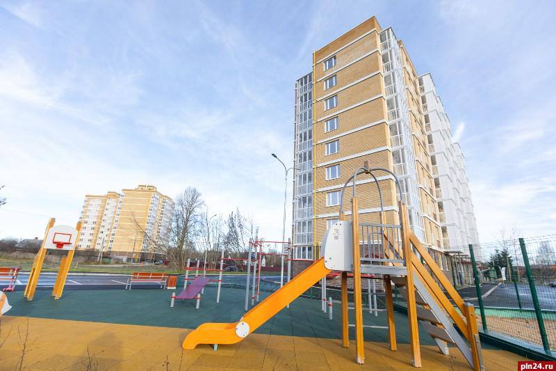 Цены на новостройки в России выросли на 10 6 за год В части крупнейших городов России средняя стоимость квадратного метра на первичном рынке жилья выросла более чем на 15 Об этом 18 января рассказали в федеральной компании Этажи Прошлый год был сложным и неоднозначным для российских девелоперов В первом полугодии они столкнулись с дефицитом спроса и даже наметился тренд на сокращение вывода на рынок новых проектов но снижение ключевой ставки ЦБ и анонсирование новых изменений семейной ипотеки привели к резкому росту спроса на квартиры с осени и новым рекордам цены квадратного метра прокомментировал ситуацию на рынке недвижимости директор по продажам федеральной компании Этажи Сергей Зайцев