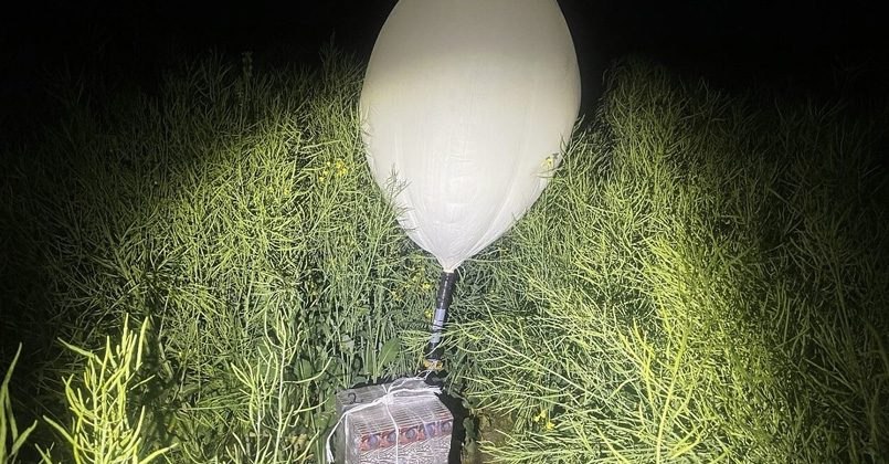 Министерство внутренних дел Литвы предложило ввести уголовную ответственность за контрабанду по воздуху Как отмечается в пояснительной записке контрабандисты всё чаще используют воздушные шары перенося партии до 1 5 тысячи пачек сигарет примерно на 6 тысяч евро Сейчас такая контрабанда считается административным нарушением и карается штрафом до 6 тысяч евро но не лишением свободы МВД Литвы предлагает установить наказание за подобные действия в виде тюремного заключения на срок от четырёх до восьми лет Помимо табачных изделий уголовная ответственность будет введена и за воздушную контрабанду оружия боеприпасов взрывчатых и радиоактивных веществ от шести до десяти лет лишения свободы За перевозку наркотических или психотропных веществ по воздуху предусмотрено наказание до 18 лет заключения