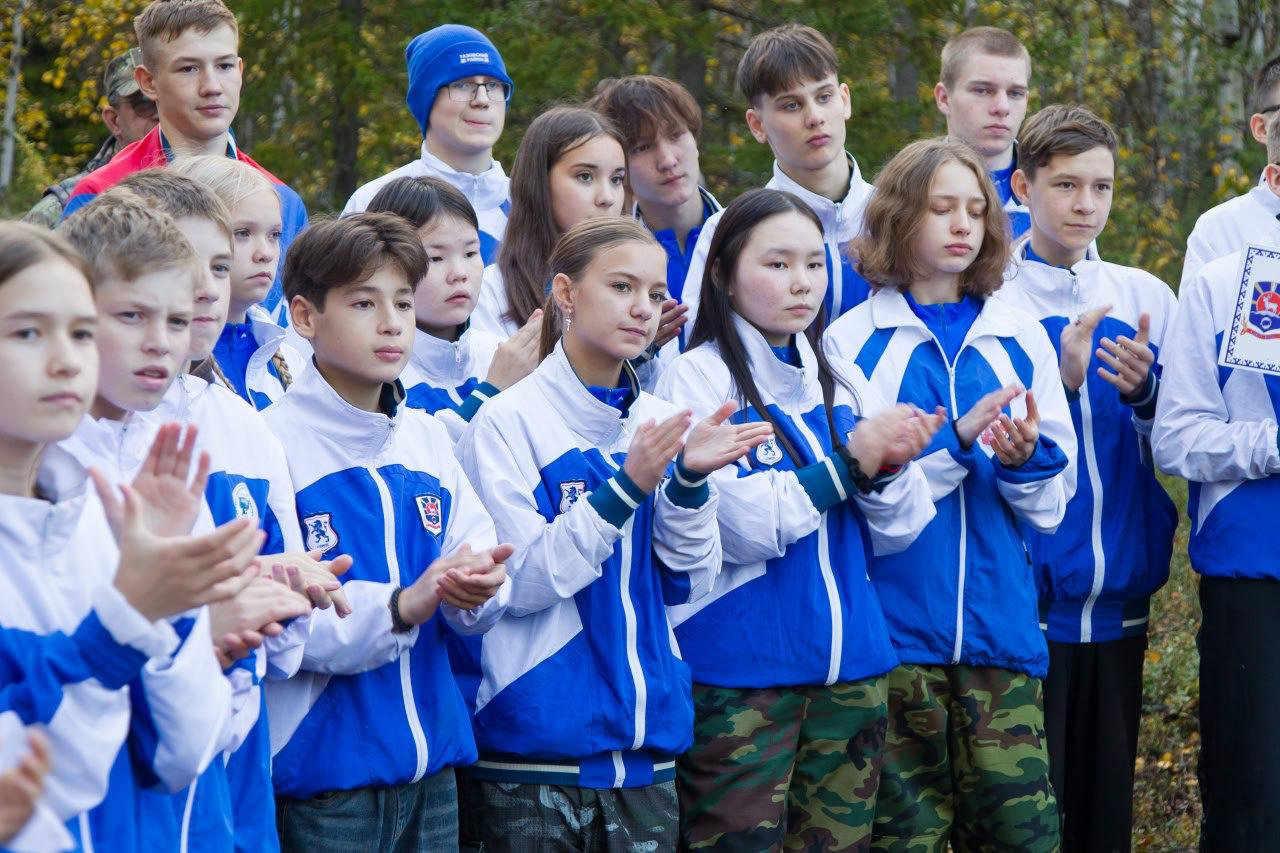 Слет соревнование Школа безопасности проходит в Салехарде Соревнование продлится до 12 сентября в Салехарде За эту неделю участники 20 команд 160 человек 13 14 и 15 17 лет не только из округа но и из Волновахи продемонстрируют свои навыки в различных дисциплинах В программе соревнований преодоление полосы препятствий выполнение поисково спасательных работ в условиях техногенных катастроф и на воде Кроме спортивных испытаний ребят ждут и творческие задания Лучшие команды представят Ямал на межрегиональных состязаниях УрФО летом 2026 года Департамент гражданской защиты ЯНАО Вести Ямал Принимаем ваши сердечки