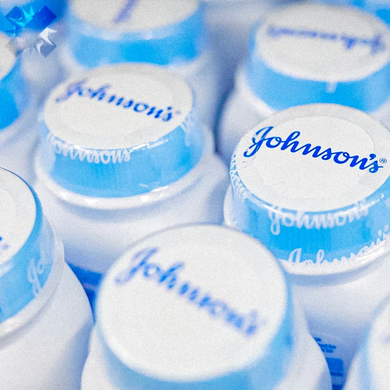 Три тысячи британцев подали в суд на Johnson Johnson из за присыпки вызывающей рак Пострадавшие утверждают что у них или их родственников развился рак яичников или мезотелиома опухоль тканей покрывающих внутренние органы Всё это по их словам произошло из за использования детской присыпки Johnson s Baby Теперь они требуют компенсацию в Верховном суде Лондона сообщает The Guardian жесть а в России эта присыпка не продается НЕ МОРГЕНШТЕРН