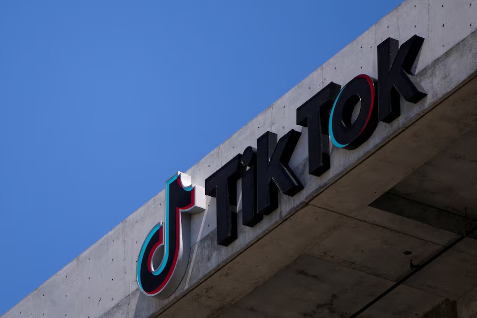 TikTok подписал сделку о продаже бизнеса в США СМИ TikTok подписал сделку о продаже американской компании совместному предприятию контролируемому инвесторами США сообщает Axios со ссылкой на внутренний документ генерального директора 45 пакета акций американской компании TikTok перейдет к СП созданному Oracle Silver Lake и фондом MGX из Абу Даби Почти треть останется у аффилированных лиц нынешних инвесторов материнской компании ByteDance около 20 сохранит сама ByteDance О принципах сделки Китай и США договорились в сентябре Компанию оценили в 14 млрд что в несколько раз ниже прогнозов аналитиков Сделка должна быть официально закрыта 22 января В 2024 году в США подписали закон угрожающий приложению запретом если оно не перейдет под контроль американского бизнеса Авторы закона ссылались на соображения национальной безопасности С января администрация президента Дональда Трампа вела переговоры чтобы добиться продажи Приложением в США пользуются более 170 млн человек   Новости Китая ЭКД