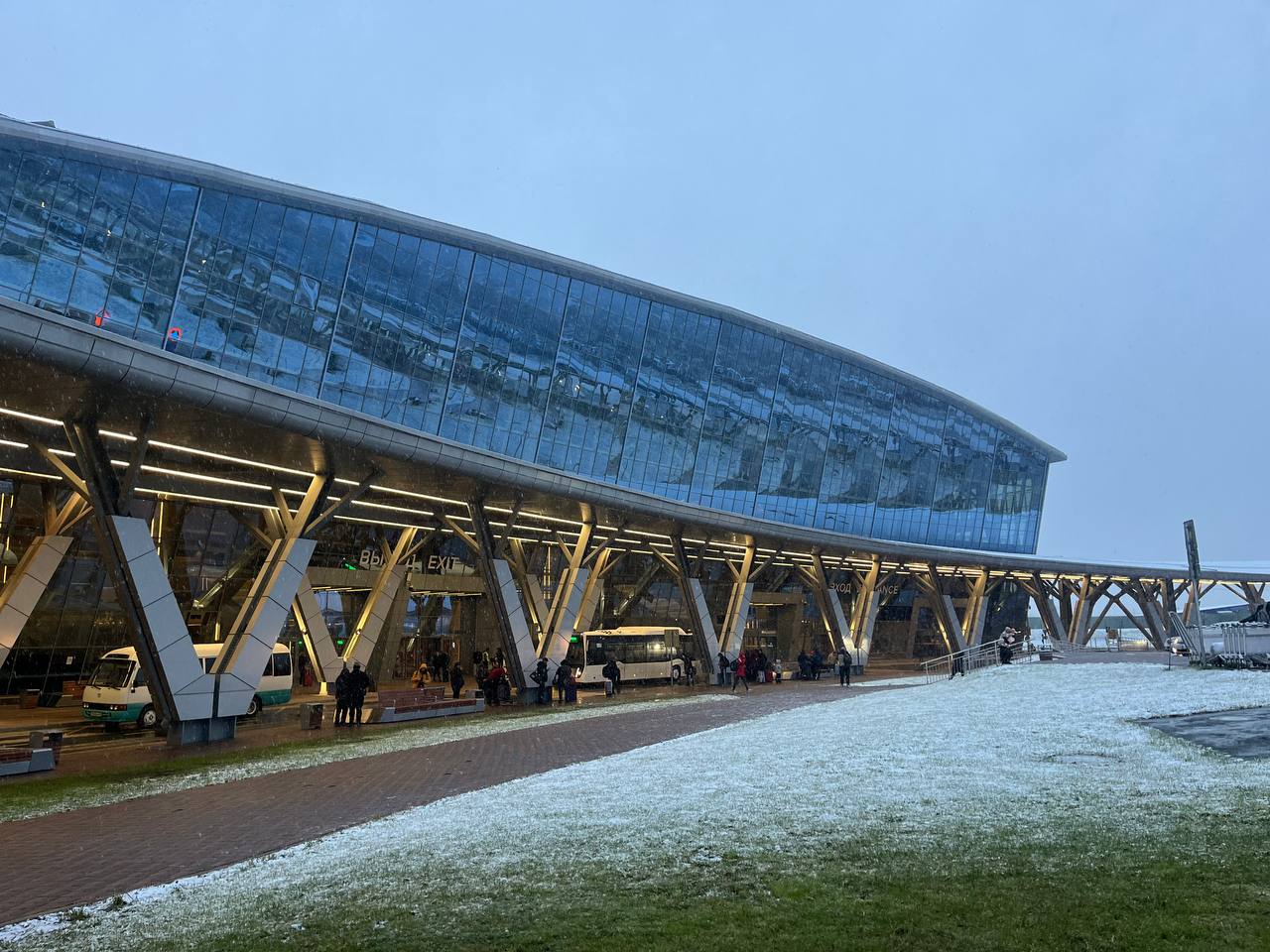 В аэровокзале свет    Наш комплекс принимает пассажиров и воздушные суда согласно расписанию полётов В связи с перебоями на электросетях Южно Сахалинска в авиагавани запустили дизельный генератор От него запитали здание терминала Табло стойки регистрации и информации досмотровое оборудование в работе Просим пассажиров сохранять спокойствие и отслеживать статус рейса на нашем онлайн табло