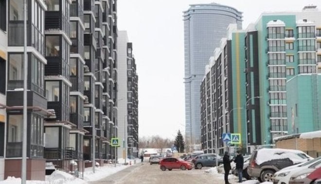 Казань лидирует среди крупных городов России по росту цен на вторичное жилье в 2025 году квартиры там подорожали на 19 5 говорится в исследовании Фонда Росконгресс Дело Долиной и российский вторичный рынок недвижимости Среди других лидеров роста Петербург 12 17 Ижевск 16 Севастополь 14 Чебоксары 12 Москва 9 3 Одновременно Московская область и Краснодарский край показали снижение на 2 7 и 3 3 соответственно следствие оттока спроса в столицы и перенасыщения локальных рынков При этом авторы исследования считают что к концу 2026 цены на вторичное жилье в России снизятся на 10 15 года по мере снижения ставки ЦБ Цены на новостройки могут остаться на прежнем уровне или де покажут рост на уровне инфляции прогнозируют эксперты В итоге разница в стоимости между первичкой и вторичкой сократится но все равно будет значительной квадратный метр в новостройке будет в среднем на 25 30 дороже вторичного жилья