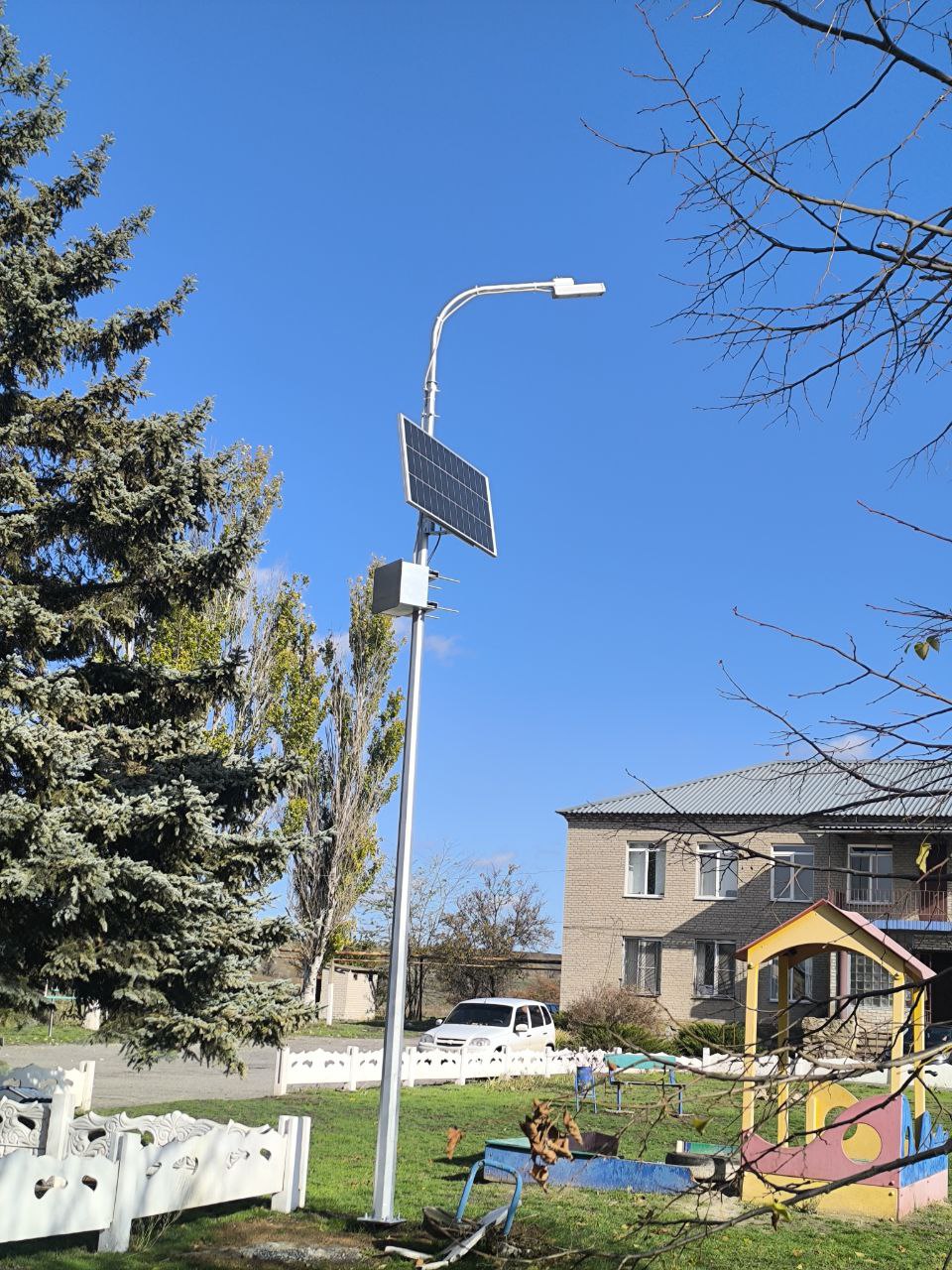 В администрации Старобешевского округа рассказали о ремонте уличного освещения В 2025 году в округе специалисты успешно выполнили ремонт уличного освещения в 12 населенных пунктах В рамках данного проекта отремонтировано освещение на 35 улицах общей протяженностью более 29 км Установили 683 новых светодиодных фонаря включая установки на альтернативных источниках питания Эти изменения существенно повысили уровень безопасности на улицах и улучшили общее качество жизни для жителей округа В 2026 году работы по модернизации уличного освещения будут продолжены