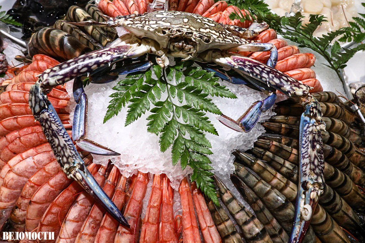 Несмотря на санкции страны ЕС закупили морепродукты из России на 709 млн евро в 2024 году пишет Euractiv  Большая часть этой продукции отправилась в Германию Францию Польшу и Нидерланды В 2022 году ЕС запретил импорт икры наряду с шампанским и бриллиантами Однако Россия поставляла икру в Евросоюз в небольших количествах Другие рыбные продукты продолжили поступать на европейский рынок в частности треска и минтай Недавно Варшава обратилась в Брюссель с просьбой о повышении пошлин на ряд российских товаров но не включила рыбу в этот список Польские переработчики сильно зависят от российского сырья отмечает Euractiv Telegram Max