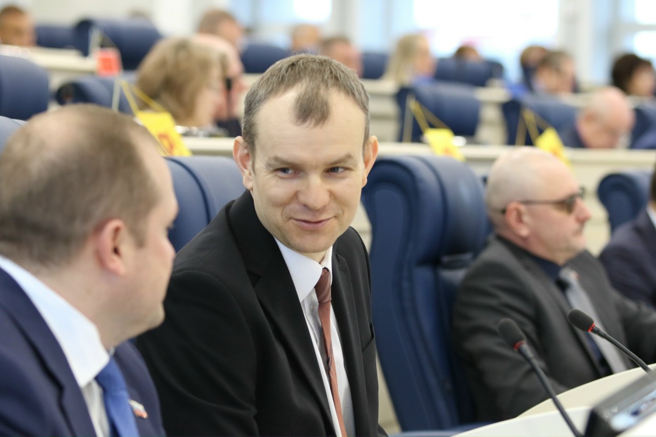 Депутаты предложили защитить права пострадавших граждан от недобросовестных застройщиков при строительстве ИЖС 28 января на пленарном заседании Заксобрания депутаты поддержали проект обращения Заксобрания Ленобласти к Председателю Правительства РФ М В Мишустину по вопросу защиты прав граждан пострадавших от недобросовестных подрядчиков при строительстве индивидуальных жилых домов Речь идёт о гражданах которые заключили договоры о строительстве с подрядчиками до вступления в силу Федерального закона от 22 07 2024 186 ФЗ О строительстве жилых домов по договорам строительного подряда с использованием счетов эскроу По информации инициаторов на сегодняшний день в Ленинградской области и г Санкт Петербурге насчитывается свыше 2200 семей пострадавших от недобросовестных подрядчиков и аффилированных с ними лиц В проекте обращения инициированном депутатами единороссами Михаилом Коломыцевым и Андреем Гардашниковым предлагается рассмотреть вопрос внесения в федеральное законодательство изменений устанавливающих полномочия органов власти по формированию официального реестра граждан пострадавших от недобросовестных подрядчиков при строительстве индивидуальных жилых домов а также механизмы защиты их прав аналогичные механизмам действующим в отношении участников долевого строительства многоквартирных домов с участием публично правовой компании Фонд развития территорий финансирование достройки проблемного объекта или выплата денежной компенсации взамен квартир Проект обращения был поддержан депутатами единогласно Пресс служба Законодательного собрания ЛО