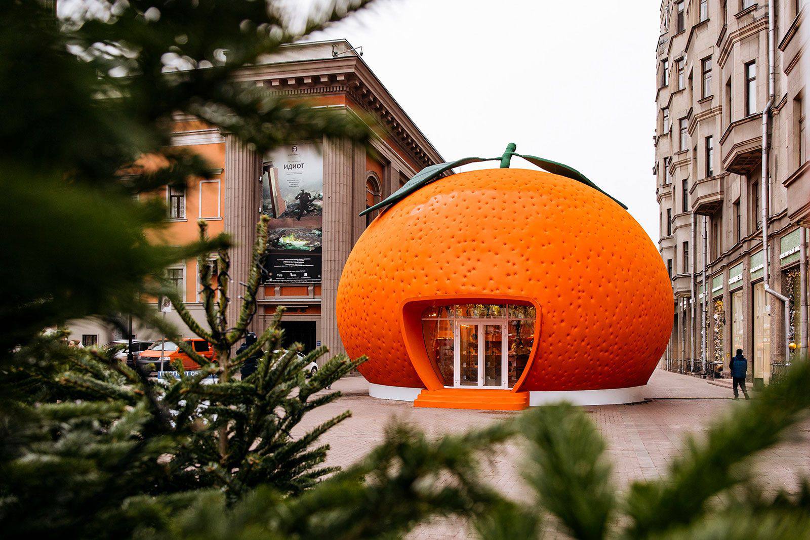 Новый арт павильон на Арбате приглашает погрузиться в зимнюю сказку Москва встречает зиму яркими красками на знаменитом Арбате открылся необычный арт павильон выполненный в форме гигантского мандарины Посетителей ждет уникальная выставка изделий местных мастеров где можно приобрести оригинальный домашний декор ручной работы красивую керамику изысканный текстиль ароматные свечи и роскошные новогодние украшения Помимо возможности совершить приятные покупки павильон превратился в популярную фотозону где туристы и горожане смогут запечатлеть оригинальные зимние кадры Адрес павильона ул Арбат дом 28 1 строение 1 Время работы будни с 10 утра до 10 вечера выходные и праздники с 9 утра до 10 вечера Арт пространство будет радовать москвичей и гостей столицы до конца зимы