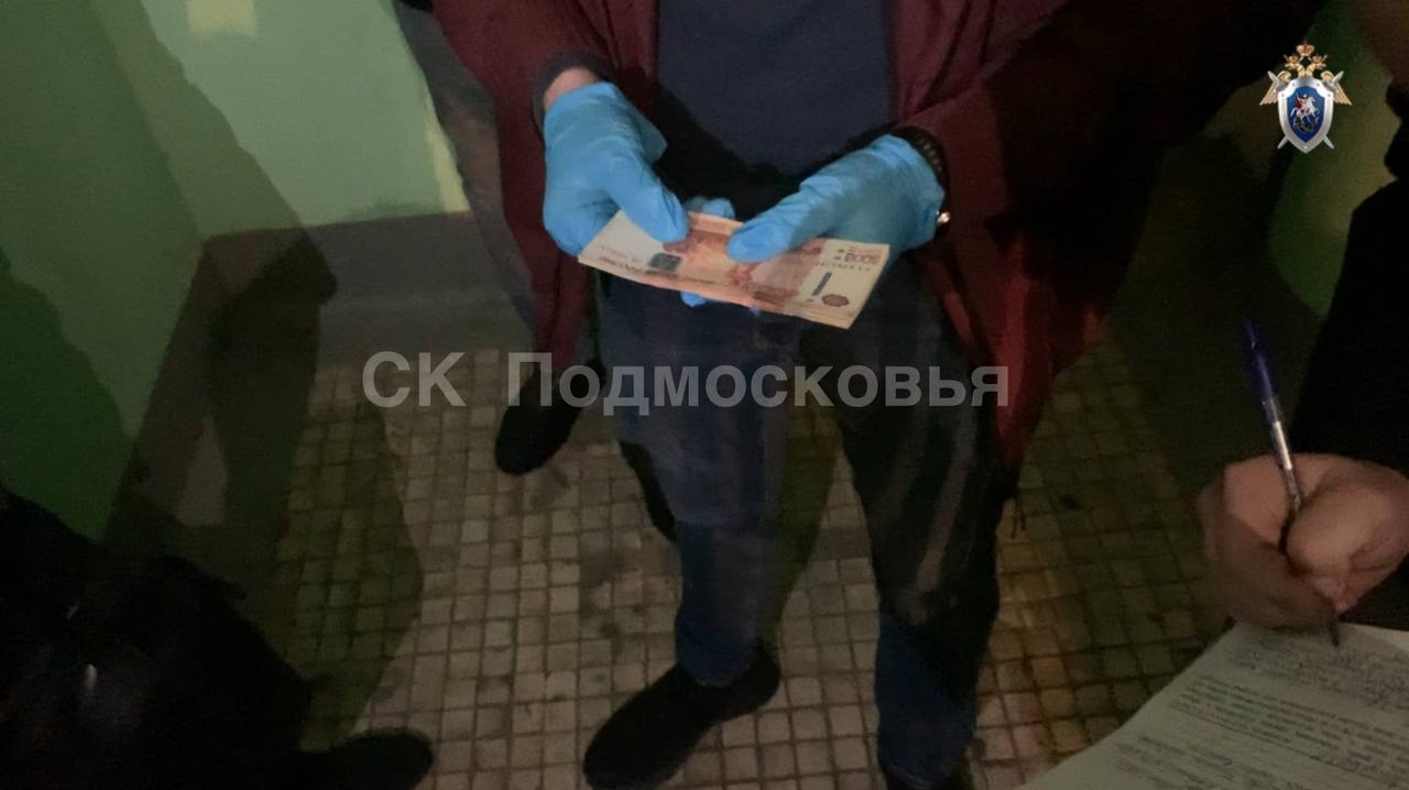 В Подмосковье перед судом предстанет бывший начальник территориального отдела по вопросам миграции, обвиняемый в покушении на мошенничество  Следователем первого управления по расследованию особо важных дел  ГСУ СК России по Московской области завершено расследование уголовного дела в отношении бывшего начальника ОВМ УВД России по г.о. Воскресенск. Он обвиняется в покушении на мошенничество  ч. 3 ст.30 УК РФ ч. 4 ст.159 УК РФ .  Следствием установлено, что обвиняемый, занимая должность начальника ОВМ, ввел в заблуждение свою коллегу, убедив в том, что в отношении неё в следственных органах имеются материалы, свидетельствующие о ее причастности к организации незаконной миграции. Обвиняемый предложил передать взятку якобы за не привлечение женщины к уголовной ответственности. Потерпевшая, понимания противоправность действий своего коллеги, сообщила о поступившем от него предложении в УСБ ГУ МВД России по Московской области.  Действуя под контролем оперативников, женщина передала обвиняемому 1 млн 100 тыс. рублей. При передаче денег мужчина был задержан.   Собранные следователем доказательства легли в основу обвинения. Уголовное дело передано в Воскресенский городской суд для рассмотрения по существу.