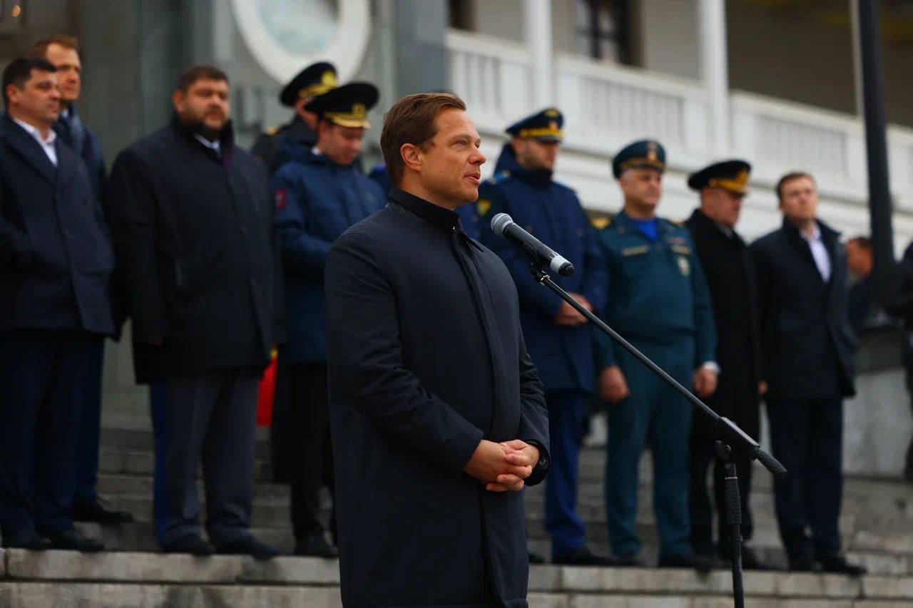 Сегодня на Северном речном вокзале официально закрыли сезон летней речной навигации!  Это место выбрали неслучайно: именно с открытия Северного речного вокзала после реставрации 4 года назад началось возрождение речного транспорта столицы. А в прошлом году после реконструкции вновь открылся и Южный речной вокзал — Москва вернула статус порта пяти морей.  В этом сезоне навигации с причалов речных вокзалов можно было отправиться в путешествие в Санкт-Петербург, Нижний Новгород, Ярославль, Тверь и по другим популярным туристическим направлениям. По-моему, отличная идея для отпуска.   А для небольших поездок по Москве-реке работало 151 прогулочное судно.  Несмотря на то, что сезон летней речной навигации завершился, поездки по Москве-реке доступны круглый год: для наших пассажиров работают два маршрута регулярного речного электротранспорта. А наши речные вокзалы каждые выходные готовят для вас много интересного. Обязательно приходите в эту субботу на Северный речной вокзал — здесь пройдет праздник в честь окончания сезона!