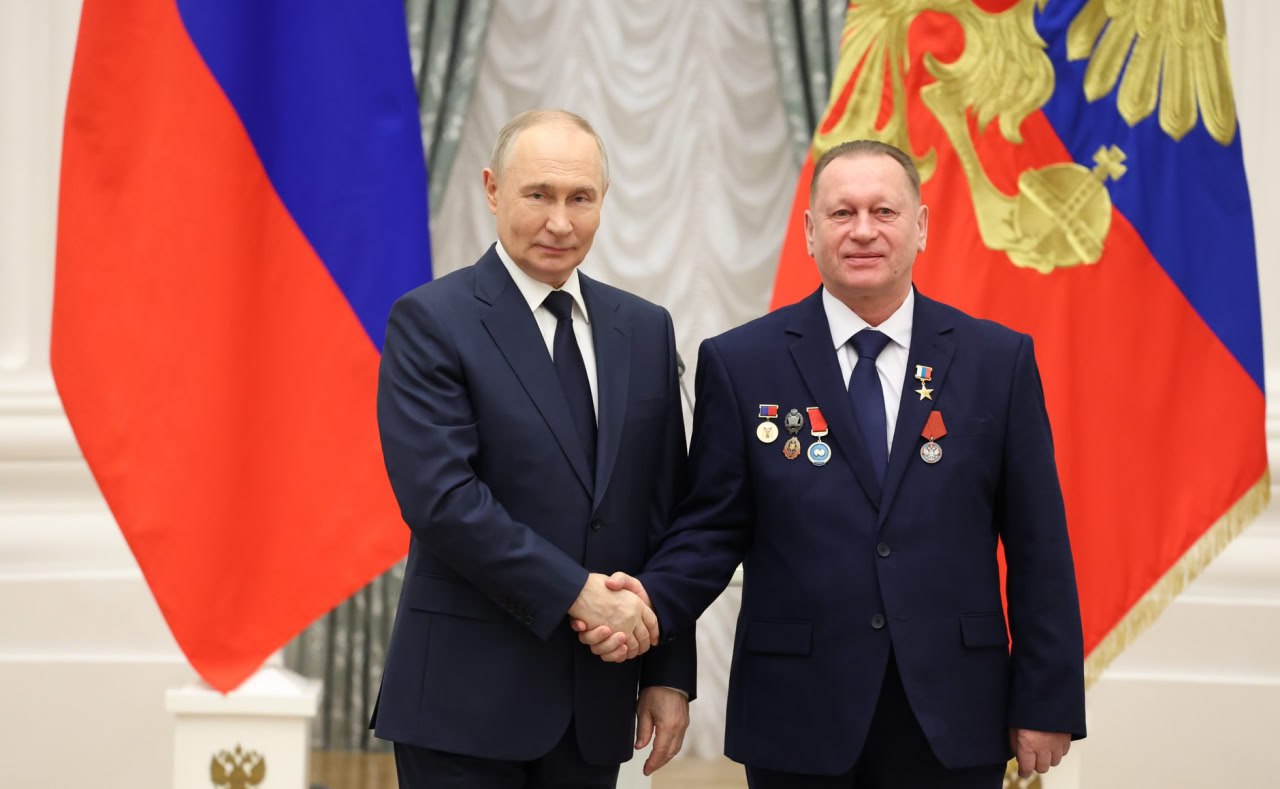 Президент Владимир Путин вручил звезду Героя Труда Александру Хохлачеву аппаратчику гидрометаллургу Надеждинского металлургического завода компании Норникель Трудовой стаж Александра Вениаминовича насчитывает 45 лет За годы работы он создал собственные инновационные схемы участвовал во внедрении передовых технологий вносил предложения по работе предприятия Так одним из них стала оптимизация работы оборудования при создании Серной программы крупнейшей природоохранной инициативы компании Проект Хохлачева позволил снизить нагрузку на экологию города Ранее о трудовых достижениях норильчанина также рассказывал губернатор Михаил Котюков Больше оперативной информации в МАХ