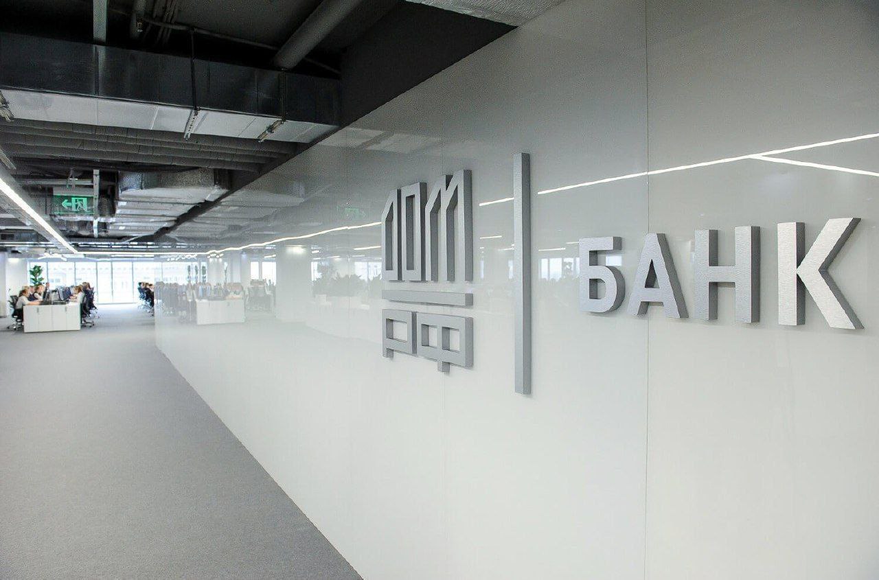 ДОМ.РФ выбрала ВТБ и Т-банк для организации IPO Госкорпорация "ДОМ.РФ" выбрала ВТБ и Т-банк для организации первичного размещения акций, заявил "Интерфаксу" гендиректор "ДОМ.РФ" Виталий Мутко в кулуарах ПМЭФ-2025. "Мы работаем с ними как с организаторами, как с экспертами", - заявил он. Российские власти намерены провести первичное размещение акций "ДОМ.РФ" во второй половине 2025 года. На первом этапе правительство предлагает продать 1-5% акций госкорпорации, что позволит привлечь около 15 млрд рублей. "Мы уже со многими потенциальными инвесторам - ИФ встречаемся и будем встречаться. И с иностранными инвесторами. Сейчас начнется очень большой путь, интенсивная работа", - сказал он, отвечая на вопрос, начала ли компания проводить road show. Мутко рассчитывает, что в IPO компании примут участие иностранные инвесторы.