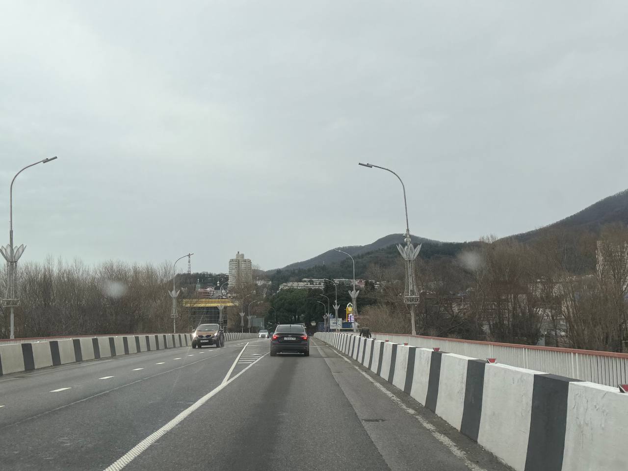 Жители Сочи около 12 48 мск почувствовали подземные толчки Об этом сообщил мэр города Сочи Андрей Прошунин К нам в ЕДДС поступили звонки от жителей Магри Лазаревского Лоо Ждём подтверждения от Центральной сейсмологической обсерватории в Обнинске о силе толчков сейчас они стихли Пострадавших людей и разрушений инфраструктуры нет написал Андрей Прошунин в своих соцсетях labinsk smi