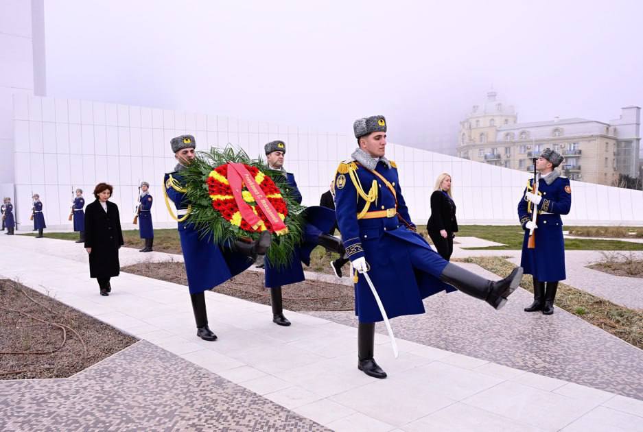 Находящаяся с визитом в Азербайджане президент Северной Македонии Гордана Силяновска-Давкова посетила парк Победы в Баку.   Здесь в честь высокой гостьи был выстроен почетный караул. Гордана Силяновска-Давкова возложила венок к памятнику Победы в парке.   Президенту Северной Македонии была предоставлена подробная информация о парке Победы, созданном с целью увековечения героизма, проявленного азербайджанским народом в Отечественной войне, завоеванной им грандиозной исторической Победы и светлой памяти шехидов.   Отметим, что открытие парка состоялось 8 ноября 2024 года с участием президента Азербайджана Ильхама Алиева и первой леди Мехрибан Алиевой.