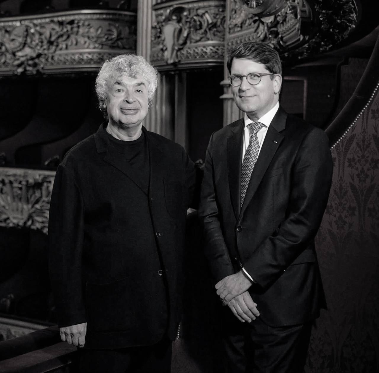 Семен Бычков станет музыкальным руководителем Парижской оперы с августа 2028 года Контракт дирижера рассчитан на 4 сезона Как музыкальный руководитель Бычков будет отвечать за художественный уровень оркестра хора и вокальных коучей участвовать в формировании репертуарных планов и в ключевых прослушиваниях Каждый сезон он будет дирижировать двумя оперными постановками и шестью симфоническими программами в Париже и на гастролях В качестве назначенного музыкального руководителя он приступит к своим обязанностям уже в августе 2026 Сегодня Бычкову исполнилось 73 года В ближайшие дни в театре состоится премьера оперы Чайковского Евгений Онегин с участие дирижера opernogobaleta отдать голос