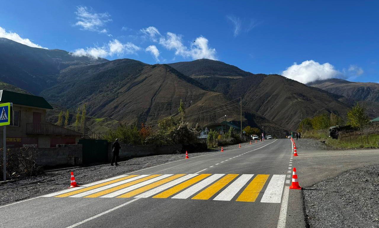 Более 30 км федеральной трассы Кавказ отремонтировали в Дагестане В Дагестане в 2025 году провели работы по капитальному ремонту свыше 30 километров федеральной автотранспортной магистрали Р 217 Кавказ Об этом сообщает администрация главы региона В четырехполосное исполнение перевели участки с 739 го по 754 й км и с 889 го по 905 й км В ходе работ на участке между Хасавюртом и Махачкалой дорожники расширили и укрепили земляное полотно устроили прочное основание и слои асфальтобетона способные выдержать высокие нагрузки говорится в сообщении Кроме того на участке между Избербашем и Дербентом специалисты дорожного хозяйства расширили и укрепили земляное полотно выполнили дальнейшее устройство надежного основания автодороги и уложили слои асфальтобетона Южная служба новостей