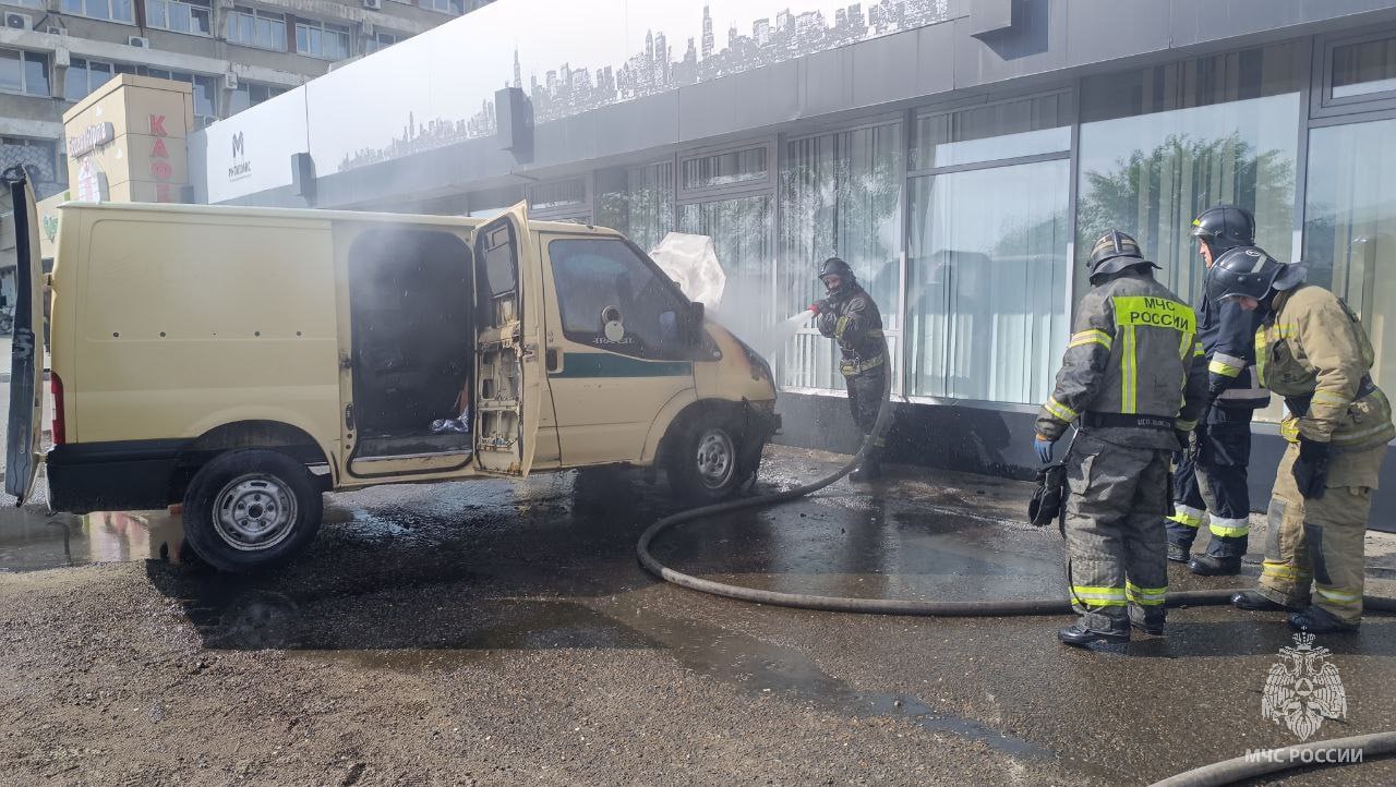 В Забайкалье за минувшие сутки: Ликвидированы 6 пожаров сухой растительности на площади 23 гектара: В селе Амодово Читинского муниципального округа огнеборцы ПЧ "Забайкалпожспас" села Домна и пожарно-спасательной части №5 ликвидировали пожар сухой растительности на площади 10 гектаров. Ликвидированы 11 техногенных пожаров: В городе Чита произошло возгорание автомобиля "Ford Transit". Пожар моторного отсека ликвидировали огнеборцы пожарно-спасательной части №1 МЧС России. На водных объектах происшествий зарегистрировано 1 происшествие. На ДТП пожарно-спасательные подразделения привлекались 1 раз. Огнеборцы отключали аккумуляторную батарею. 14 июня местами небольшие дожди. Ветер северо-западный 3-8 м/с, в отдельных районах 8-13 м/с. Температура днем +22…+27°, местами +17…+22°.