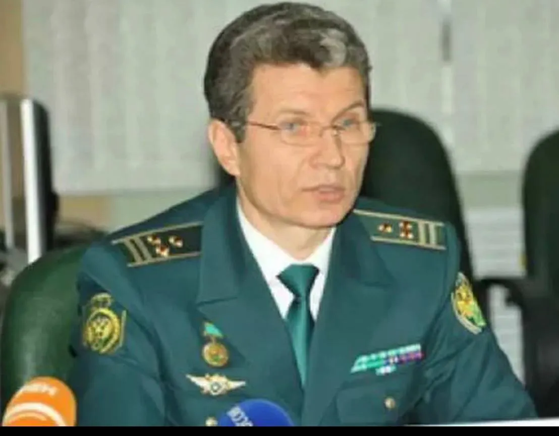 Активы экс главы подмосковной таможни Романовского могут конфисковать У бывшего главы подмосковной таможни Вячеслава Романовского изымают имущество 20 апреля в Зеленоградском районном суде Москвы прошло предварительное заседание по делу об обращении в доход государства движимого и недвижимого имущества экс главы подмосковной таможни Генпрокуратура ФССП и Росимущество требуют изъятия имущества бывшего главы подмосковной таможни Вячеслава Романовского на сумму более 500 млн рублей что значительно превышает доходы чиновника с супругой с 2000 года официальный доход составил 39 млн рублей Соответчиками по делу пойдут остальные члены семьи Романовских Вячеслав Романовский работал в таможенных органах с 1993 по 2025 годы с 2000 года занимал руководящие должности Согласно официальным источникам он нарушил запрет на предпринимательскую деятельность Как узнал канал Лиса Basilio бизнес о котором идёт речь был оформлен на его супругу и детей но как сообщается фактически контролировался самим чиновником через доверенных лиц Среди изымаемого имущества 56 объектов недвижимости премиум автопарк и сеть фитнес клубов Fresh Fit Spa Лиса Basilio