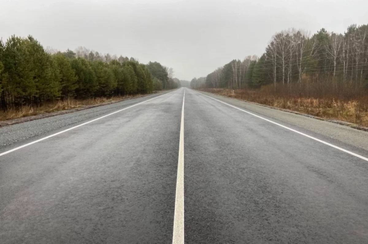 В Томской области завершился ремонт самого длинного участка дороги в этом сезоне.   Работы проводились с 2 по 28 км, который начинается от села Первомайское и заканчивается у деревни Уйданово.   Специалисты восстановили земляное полотно, уложили асфальтобетонное покрытие, обустроили обочины, отремонтировали железобетонные водопропускные трубы и обновили автобусные остановки.    Подписаться   Прислать нам новость