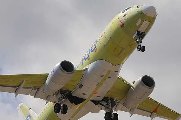 Ростех рассчитывает начать серийный выпуск импортозамещенных самолетов Superjet с 2027 года Ростех рассчитывает начать серийный выпуск импортозамещенных самолетов Superjet с 2027 года заявил глава госкорпорации Сергей Чемезов на встрече с президентом РФ Владимиром Путиным Об этом сообщает ТАСС По Суперджетам 80 всех полетов завершены и в этом году планируем получить сертификацию Со следующего года начнем серийно выпускать сказал Чемезов Сертификационные полеты импортозамещенного самолета SJ 100 планируется завершить в течение ближайших двух трех месяцев говорил в середине апреля замглавы Минпромторга РФ Геннадий Абраменков Замминистра отмечал что в производственном центре Комсомольска на Амуре в различной степени готовности находятся 26 серийных машин из 42 законтрактованных В высокой степени готовности находятся первые 12 самолетов aviaru net n295415 Оставайся в информационном потоке подпишись на наш канал в MAX